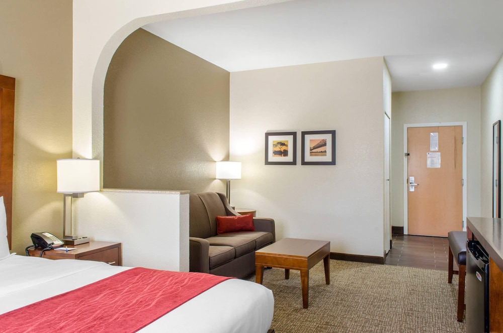 Suite, 1 King Bed, Non Smoking, Jetted Tub - Photo 4