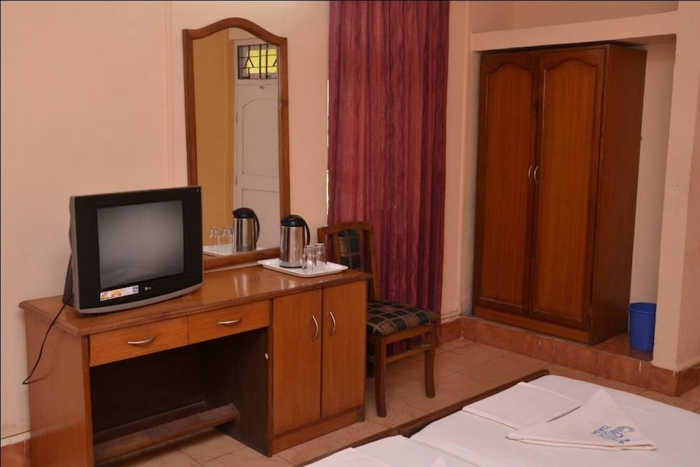 Deluxe Room (Non AC) photo 2