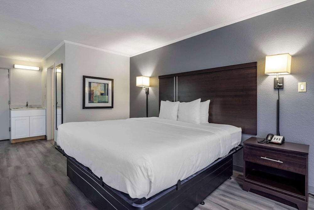 Room, 1 King Bed, Non Smoking (Efficiency) - Photo 1