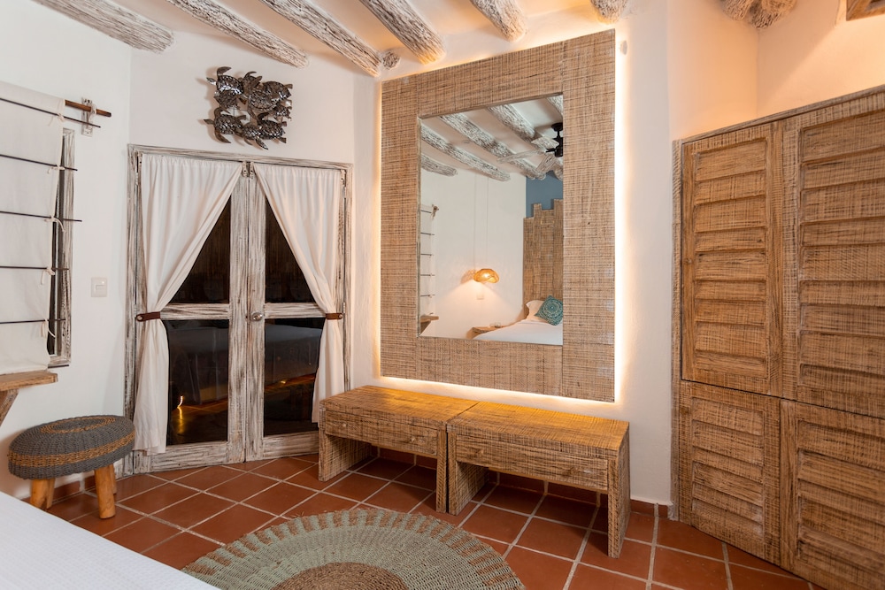 Deluxe Room, Partial Ocean View - Photo 4