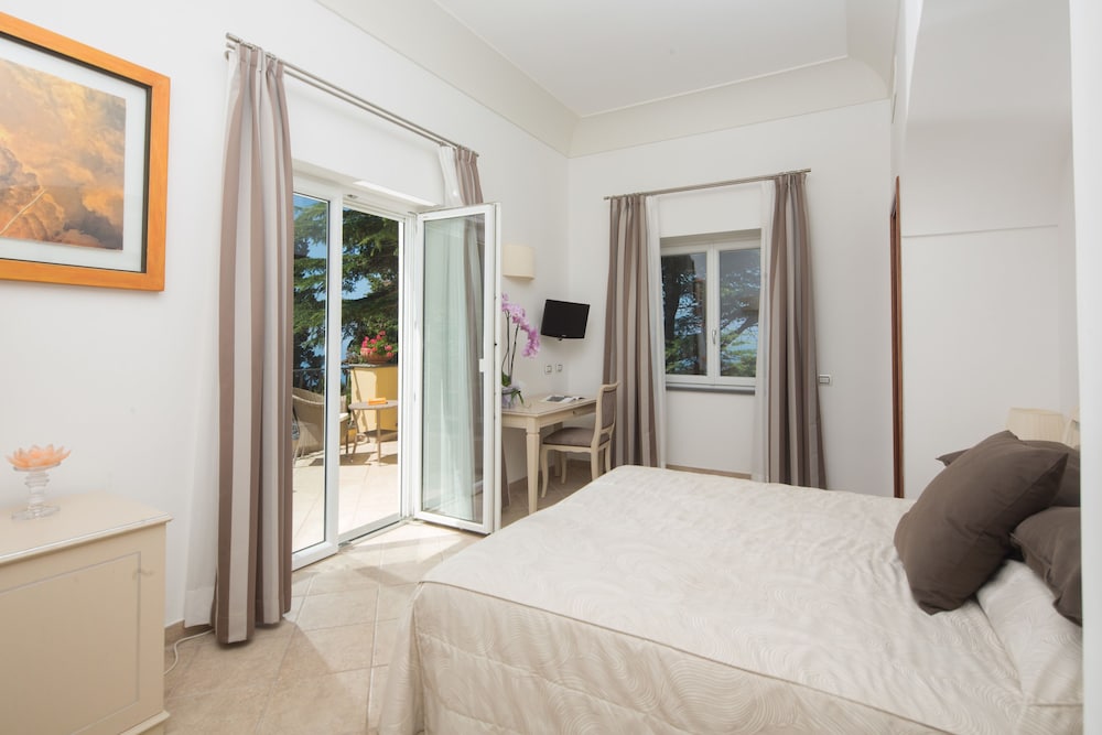 Comfort Double Room, Partial Sea View - Photo 2