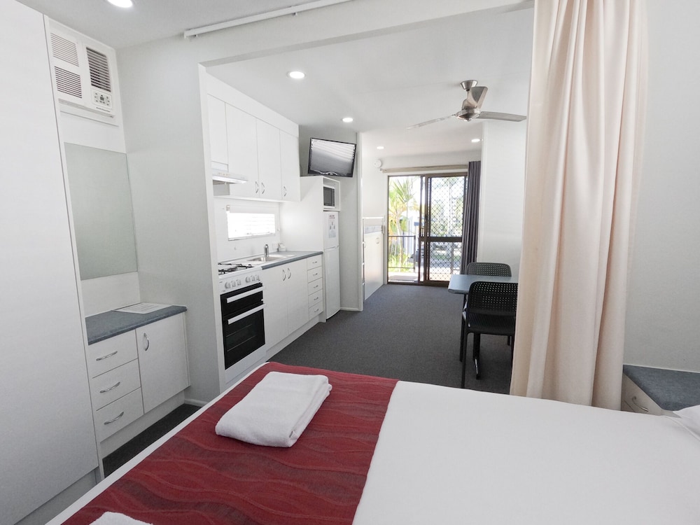 Queen Cabin (5 Guests) photo 2