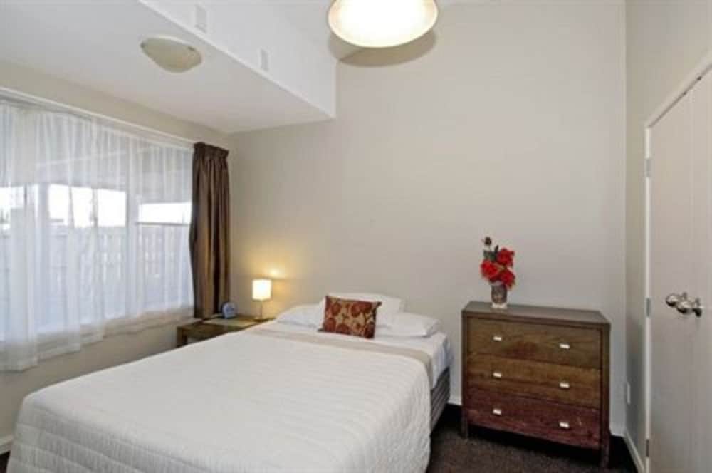 Basic Suite, Bathtub