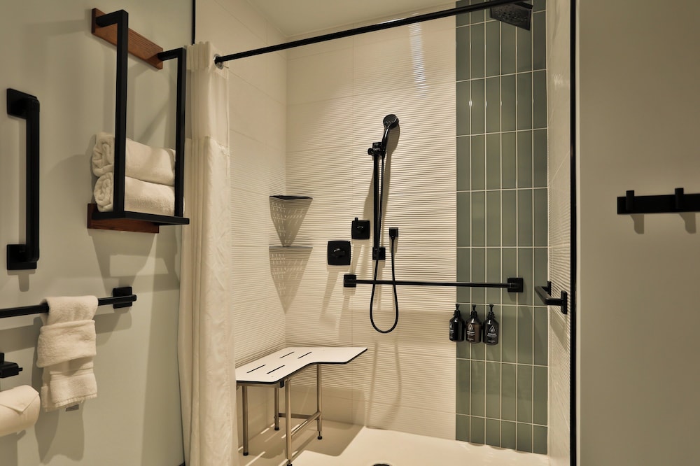 Suite, 2 Bedrooms, Mobility Accessible (Communications) - Photo 16