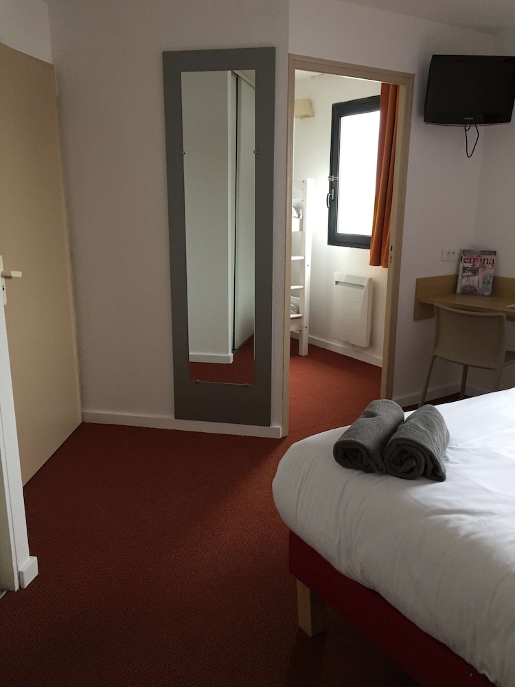 Room, Multiple Beds - Photo 9