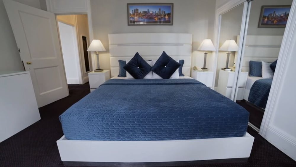 Standard Suite, 1 King Bed, Lake View, Lakeside - Photo 7