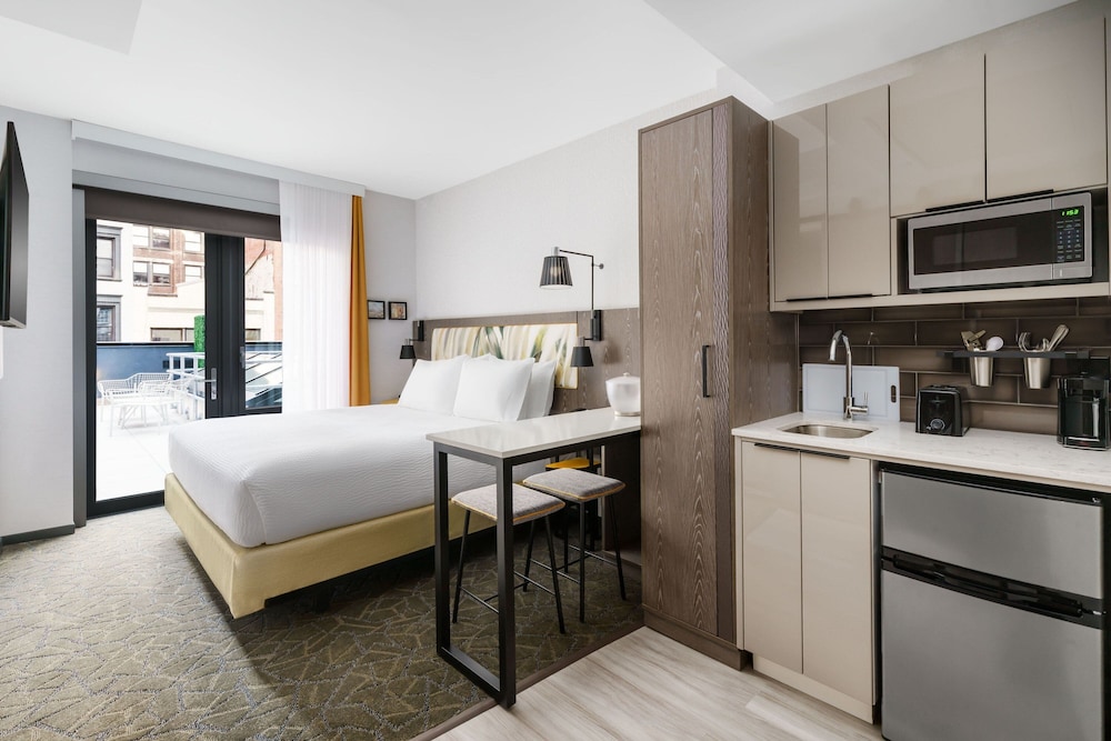 Studio, 1 King Bed, Kitchenette, Courtyard View