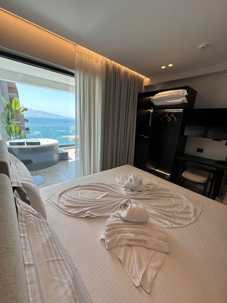 Queen Room with Jacuzzi and Sea View photo 2