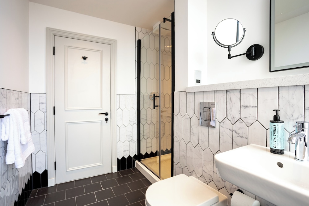 Newly Refurbished Premium Double Room - Photo 14