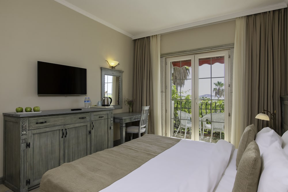 Deluxe Double or Twin Room, Balcony, Garden View photo 2