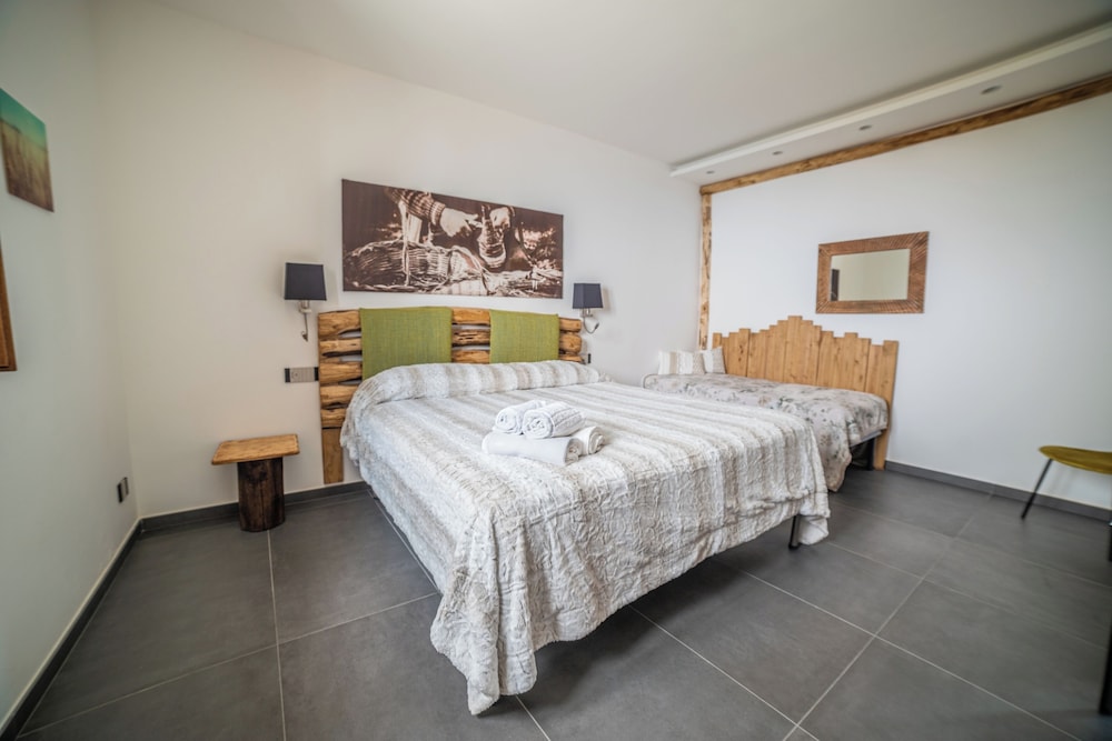 Standard Triple Room, Multiple Beds, Ensuite, Sea View - Photo 3