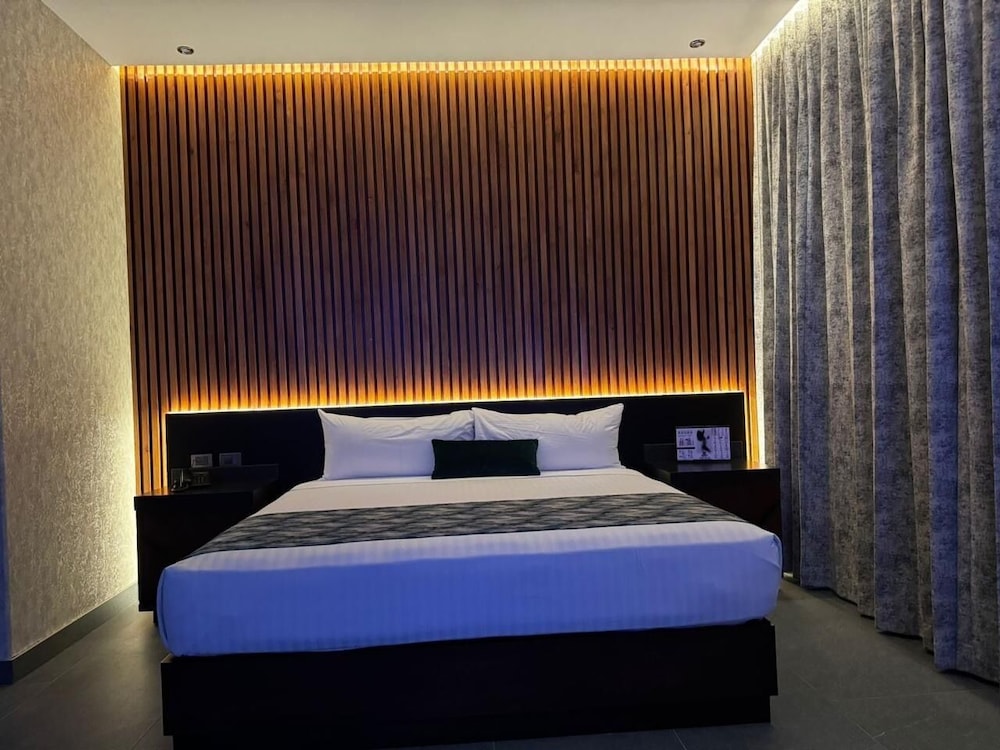 Deluxe Suite, Jetted Tub - Photo 3