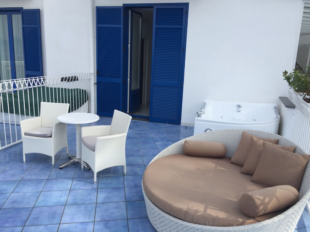 Premium Room, 1 King Bed, Hot Tub, Sea View