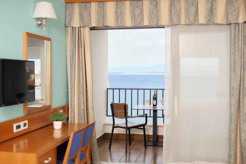 Standard Double or Twin Room with Sea View and Balcony - Photo 5