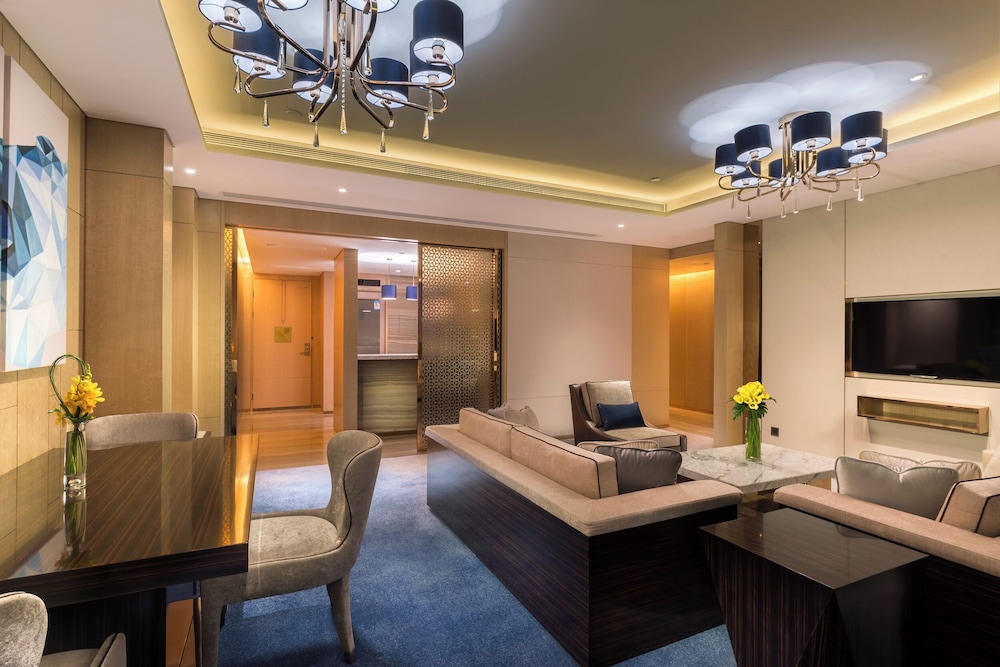 Suite, 1 King Bed (Ambassador)