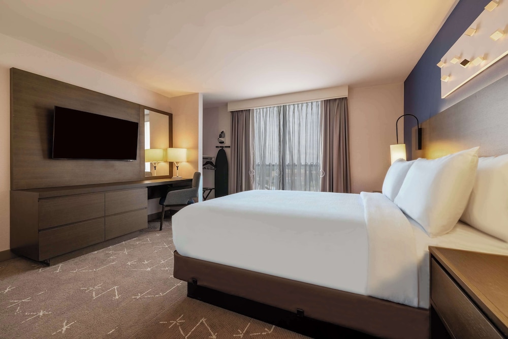 Suite, 1 King Bed, Accessible, Non Smoking - Photo 5