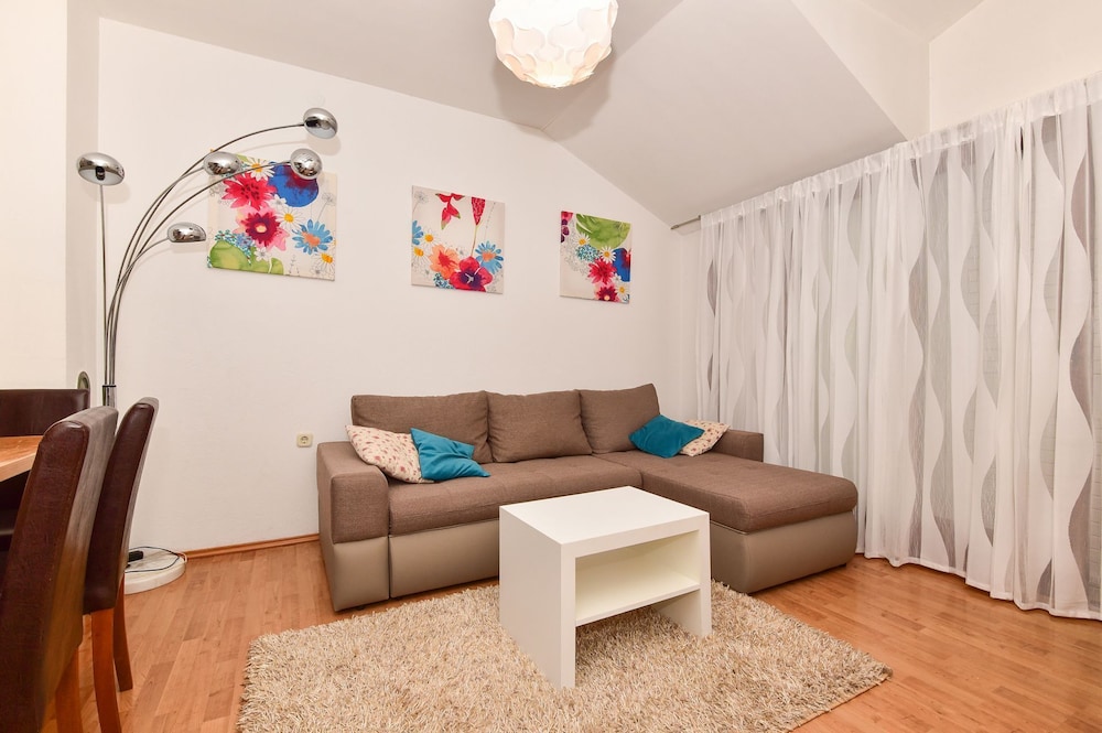 Apartment (Marijo - 300 m from beach - A1(4+1))