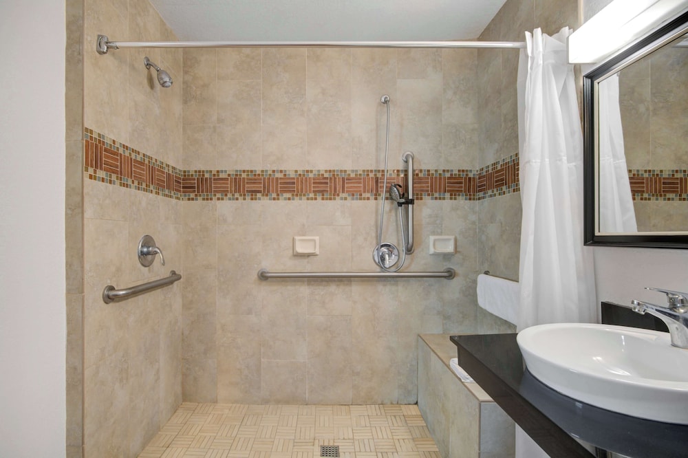 Deluxe Room, 2 Queen Beds, Accessible, Non Smoking photo 2