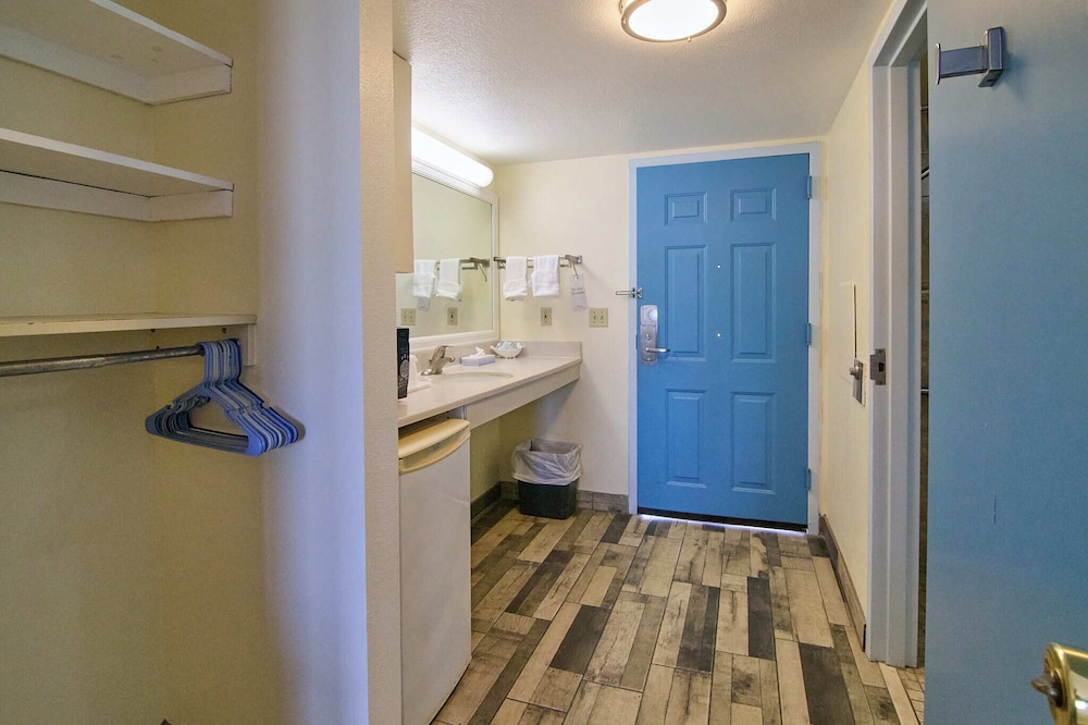 Queen / Twin Unit - First Floor - Photo 2