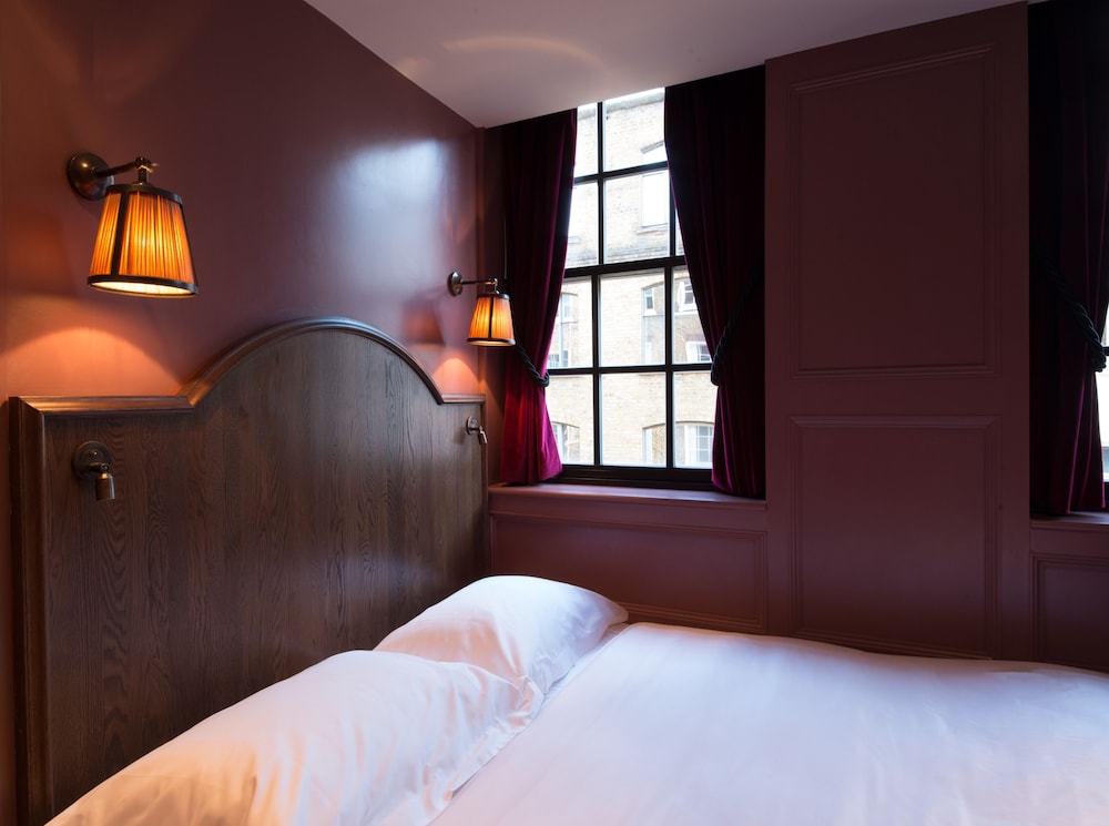 Design Double Room Single Use, 1 Double Bed (no wardrobe)