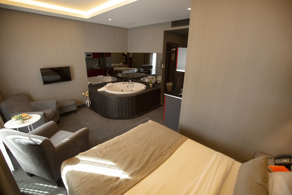 Junior Suite, Jetted Tub photo 3