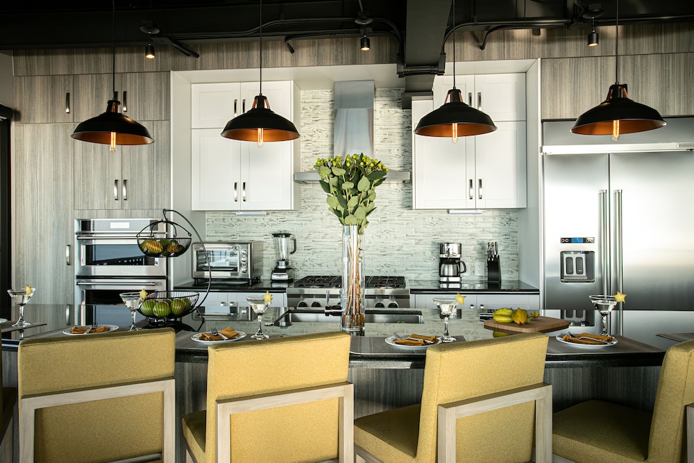 3 Bed 3 Bath First Class Penthouse + Jacuzzi