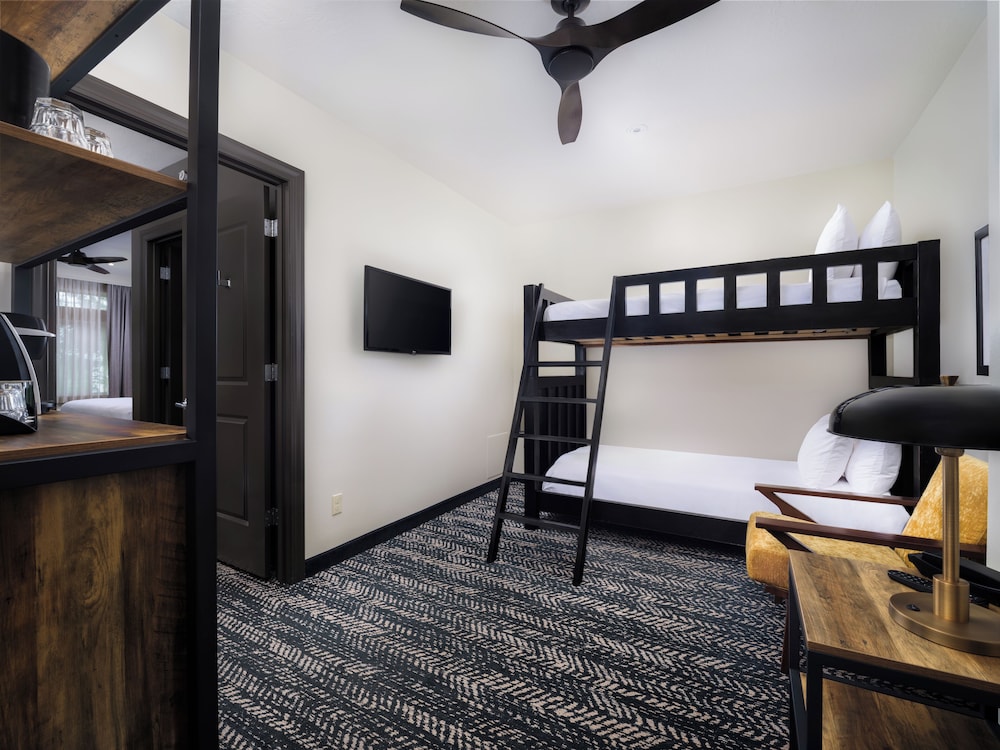 One Bedroom Suite w/King bed + bunk beds - Photo 3