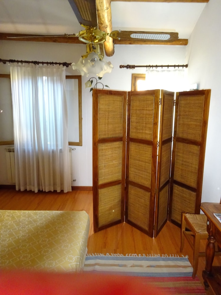 Economy Double Room, Shared Bathroom photo 3