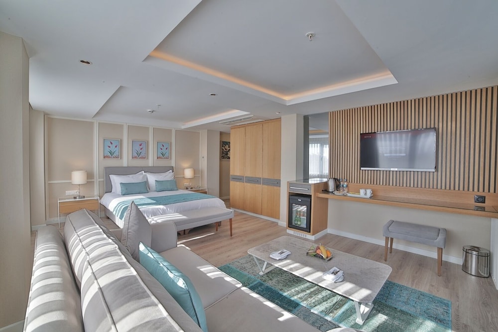 Suite, Sea View, Corner