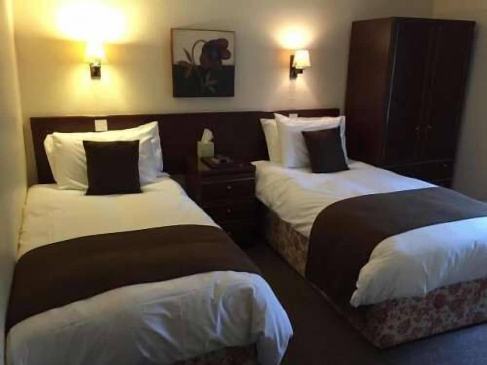 Twin Room, 2 Twin Beds, Ensuite photo 2