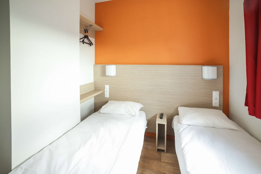 Standard Room, Multiple Beds - Photo 9