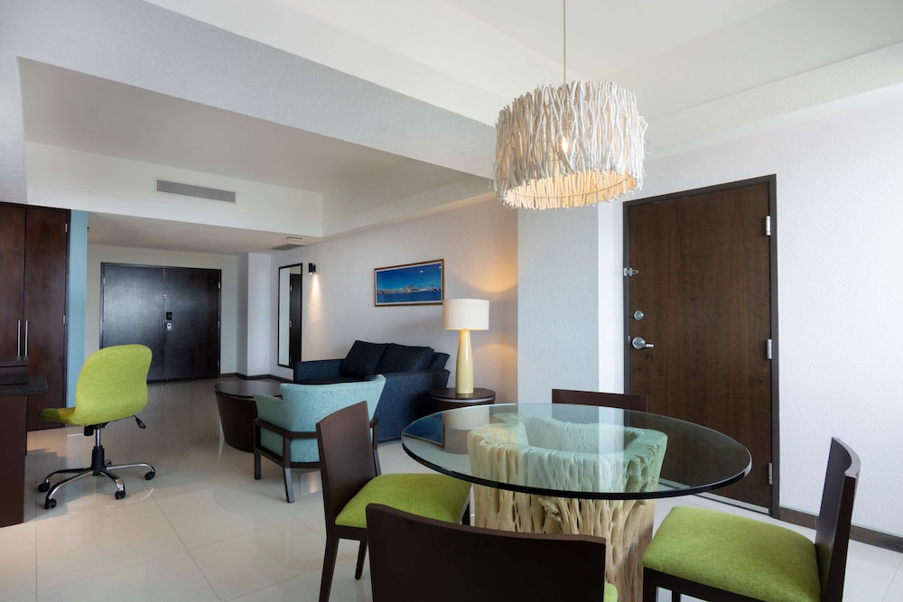 Studio, 1 King Bed, Refrigerator (Wet bar) - Photo 4