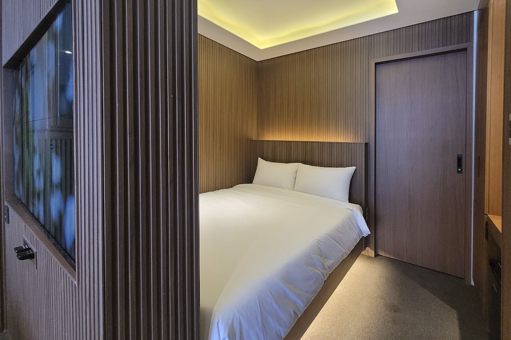 Main Double Timber Spa Room (Randomly selected) - Photo 10