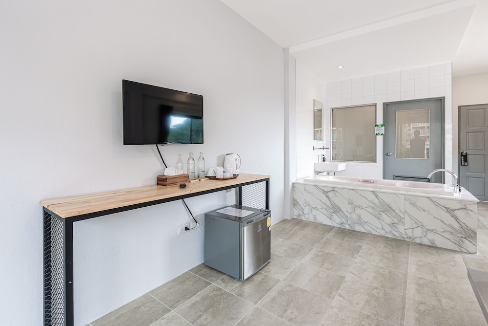 Deluxe Room, Bathtub - Photo 21