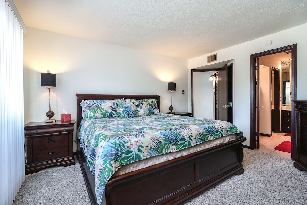 Signature Condo, 1 Bedroom, Balcony, Lake View photo 2