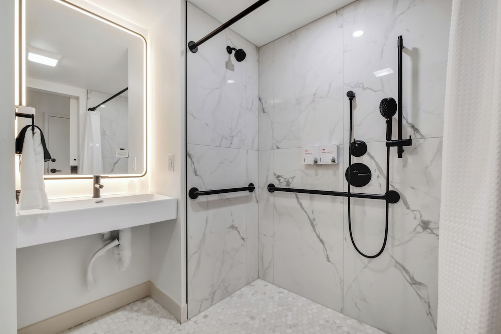 Standard Room, 1 Queen Bed, Accessible - Photo 9