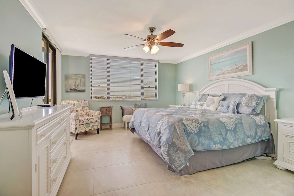 Condo (18120 San Carlos Blvd PH2)