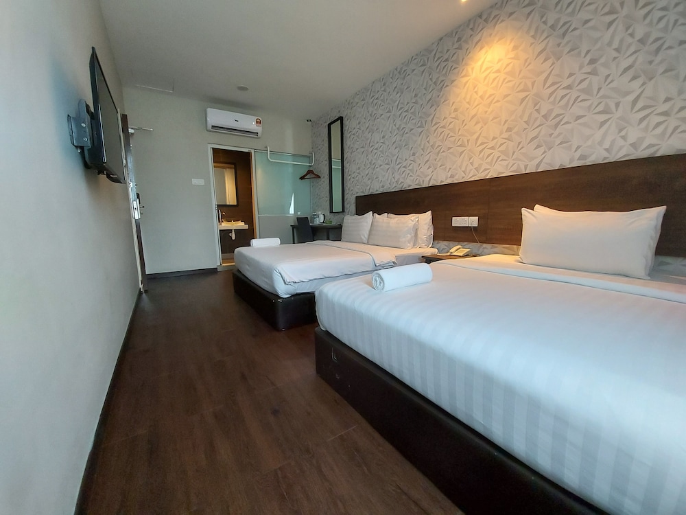 Family Triple Room, Multiple Beds, City View photo 2
