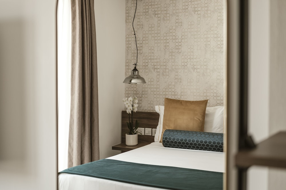 Deluxe Double or Twin Room - Photo 3