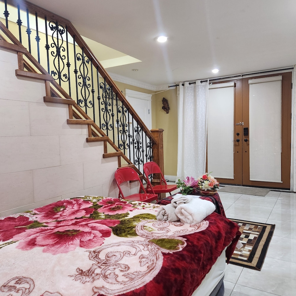 Gallery Room, 1 Queen Bed, Pets Allowed, Ground Floor photo 1
