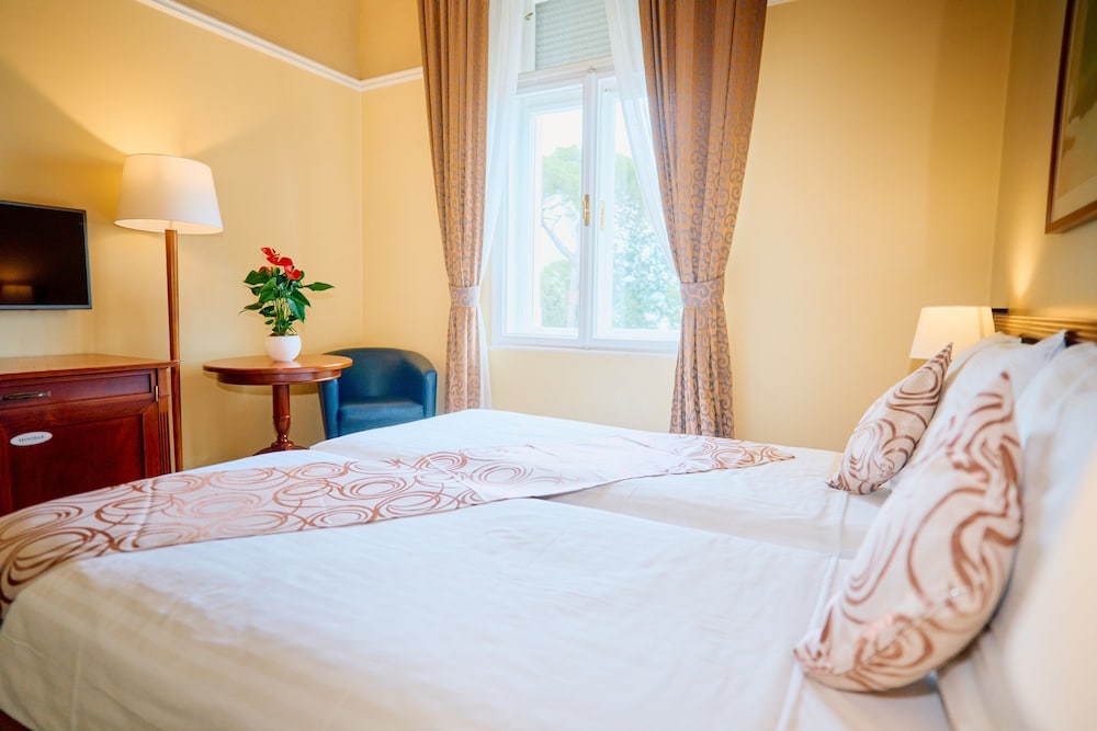 Standard Double or Twin Room, 1 Bedroom, Partial Sea View - Photo 1