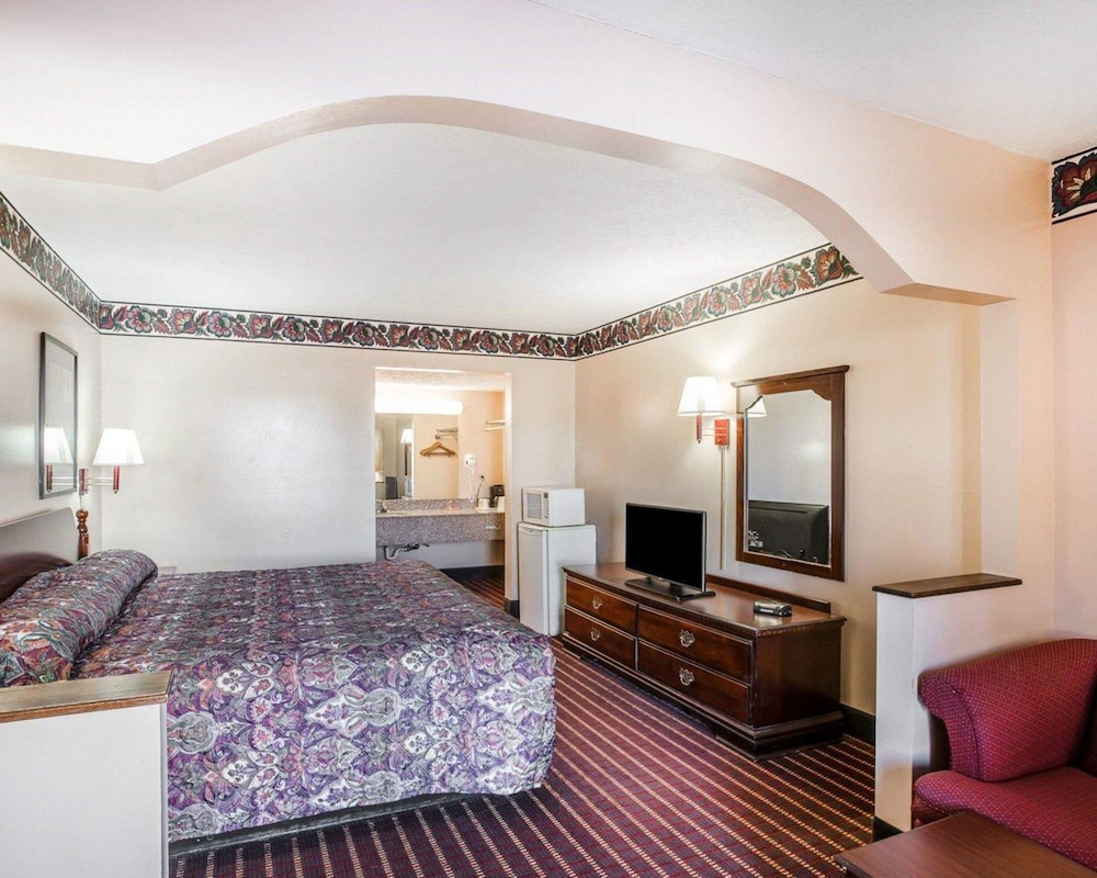 Standard Room, 1 King Bed, Non Smoking photo 3