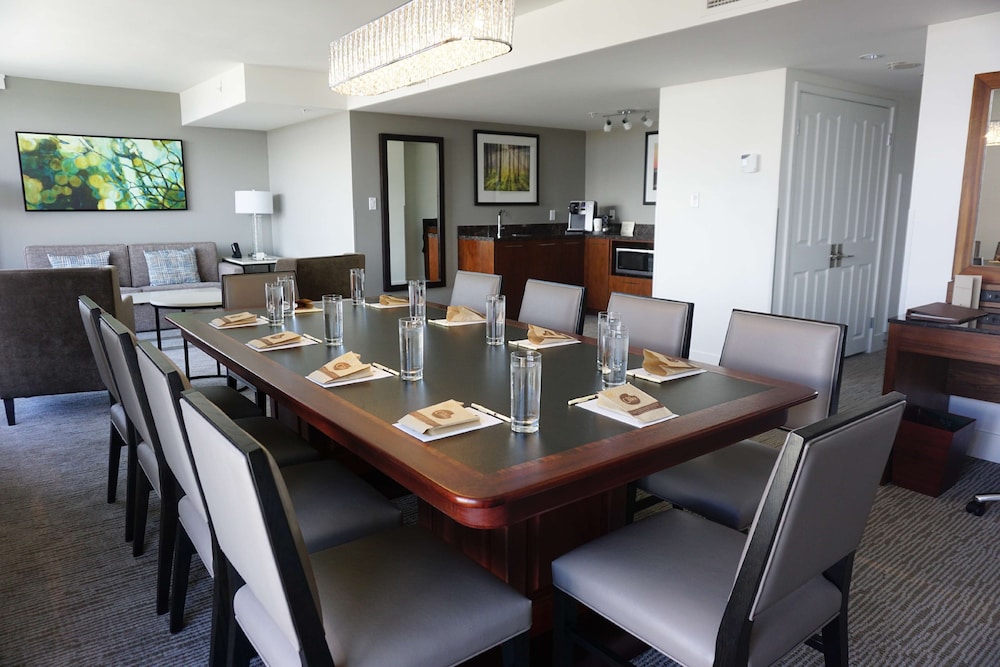 1 King 1 Bedroom Boardroom Suite - Water View photo 2