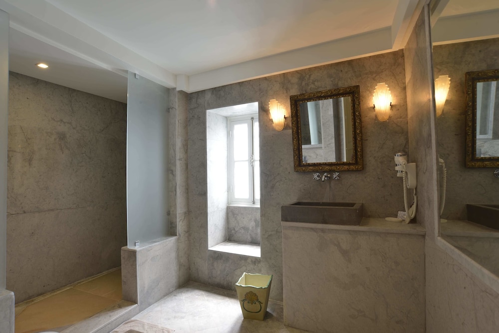 Traditional Room, 1 King Bed, Non Smoking (Single) thumbnail 6