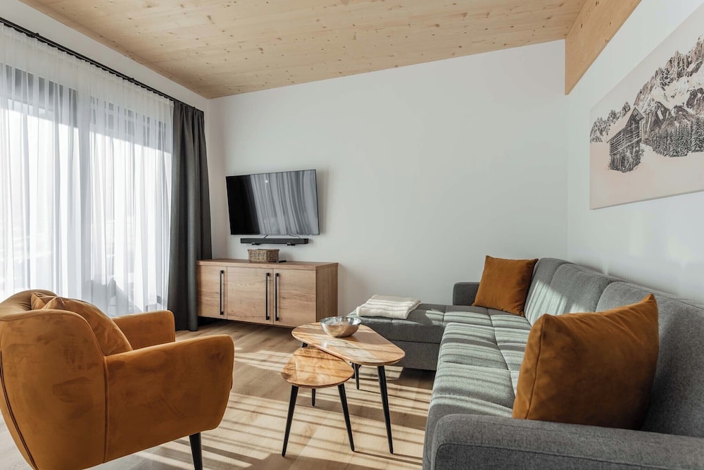 Luxury Apartment, 3 Bedrooms, Balcony, Mountain View