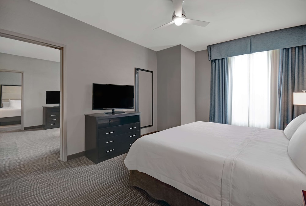 Suite, 2 Bedrooms (1 King Bed, 2 Queen Beds) Accessible, Hearing photo 3