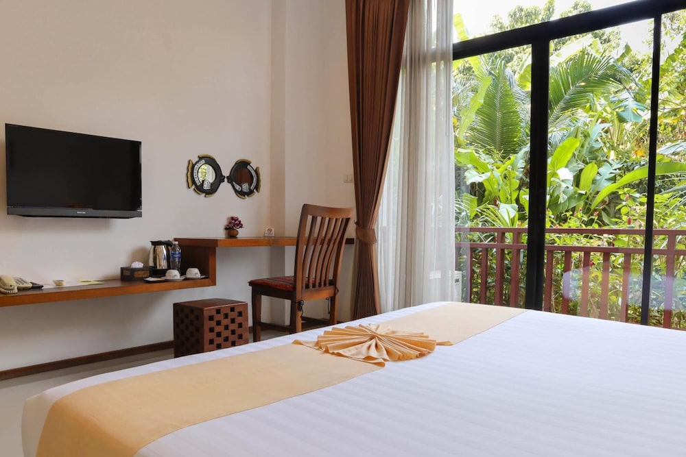 Standard Lower Floor, 1 King Bed, Non Smoking photo 2