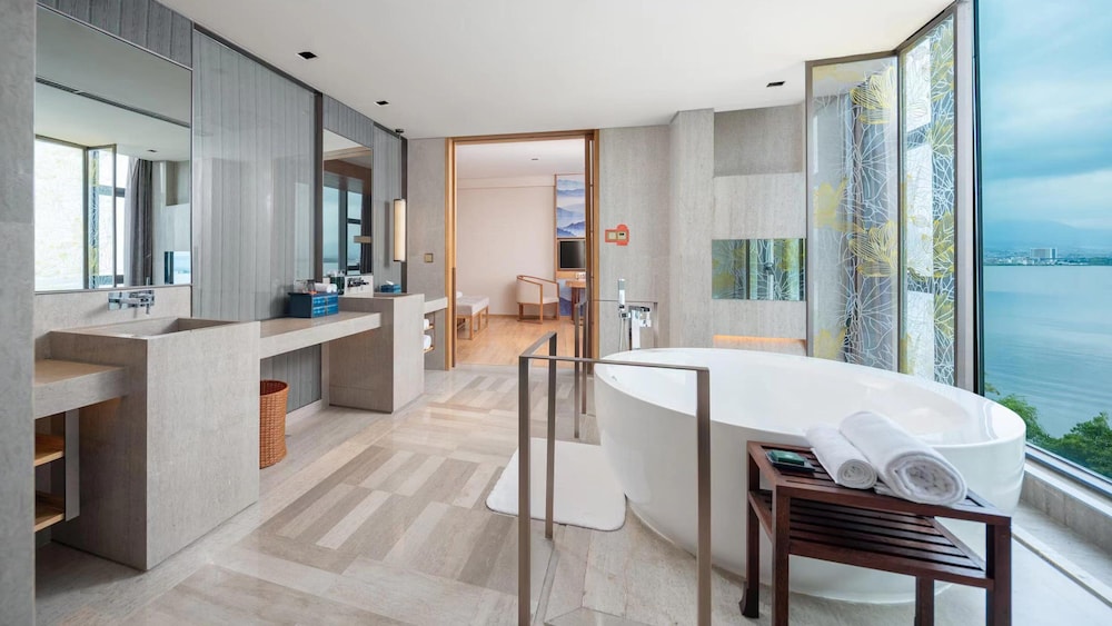 Luxury Room, 1 King Bed (180 Degree Erhai View Luxury Bath)