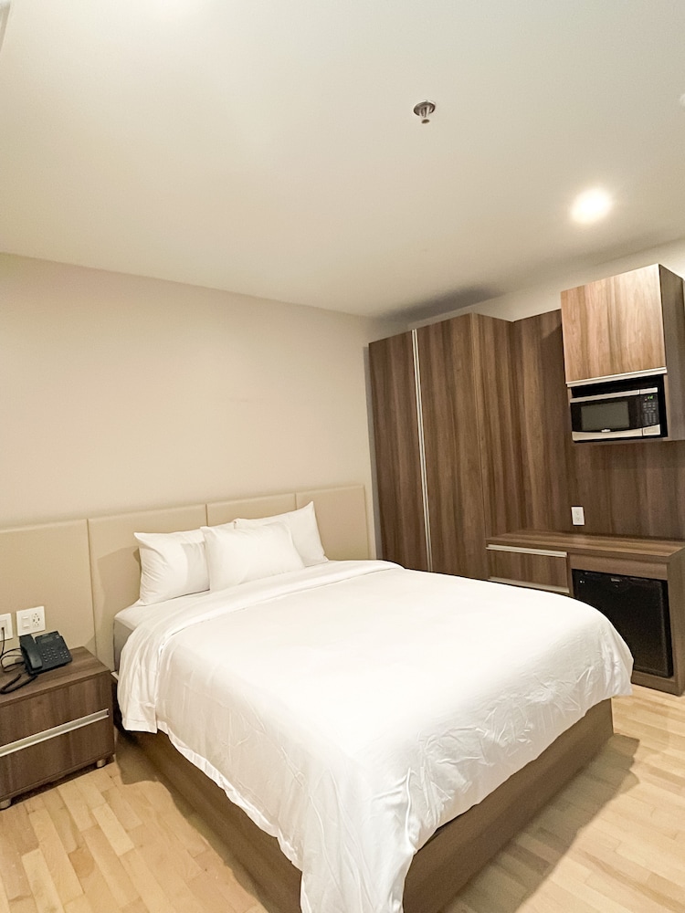 Deluxe Room, 1 Queen Bed photo 1