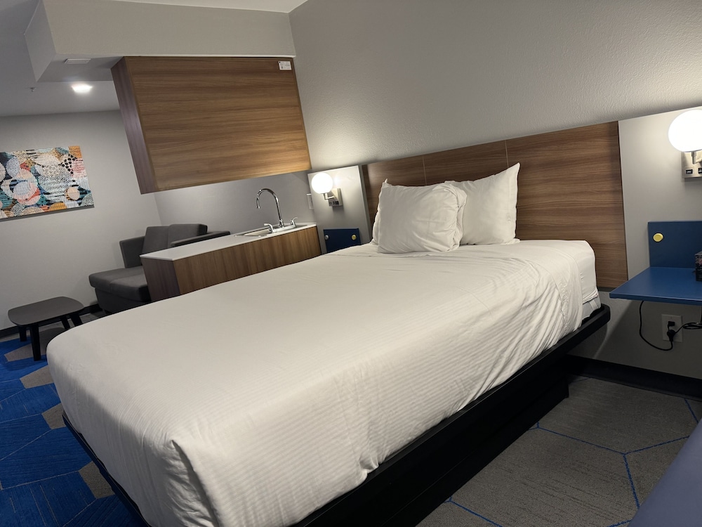 Suite, 1 Queen Bed, Non Smoking - Photo 3